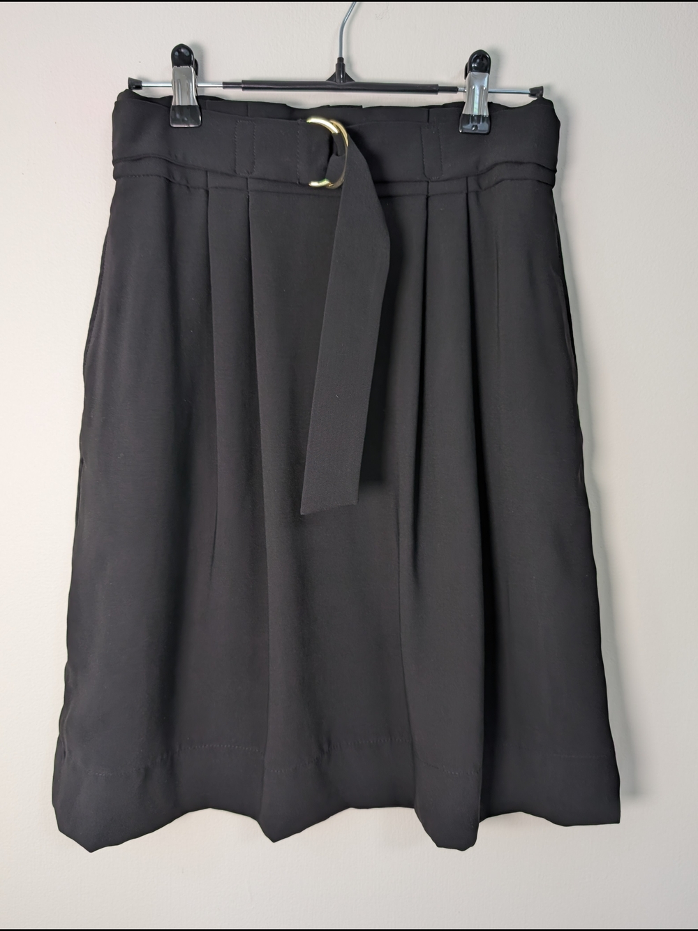 H&M Black Pleated High Waisted A-Line Skirt with Belted Gold Ring Size US4